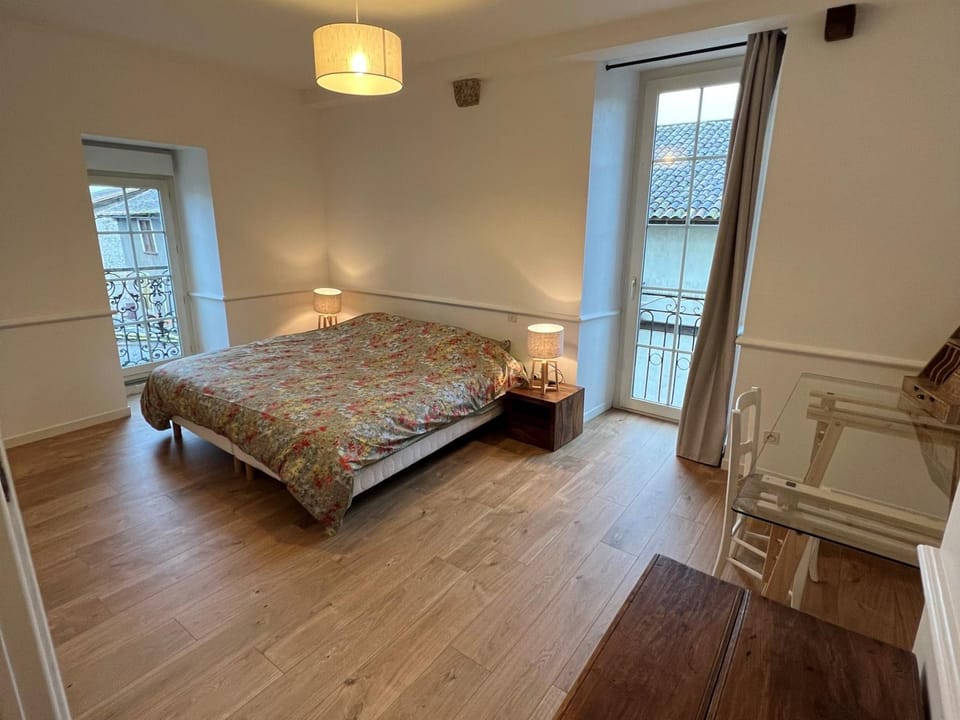 Bed, Photo of the whole room, Bedroom