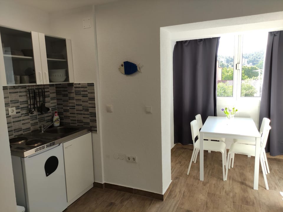 Kitchen or kitchenette, Dining area