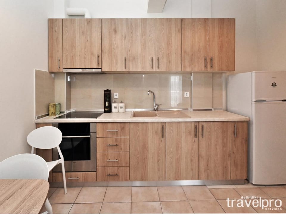 Coffee/tea facilities, Kitchen or kitchenette, oven, stove