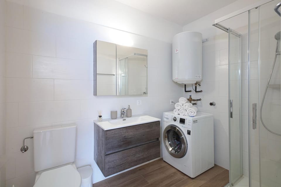 Shower, Bathroom, towels, washing machine