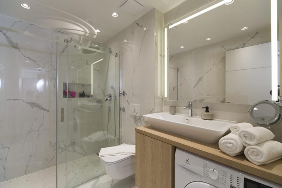 Shower, Toilet, Bathroom, towels