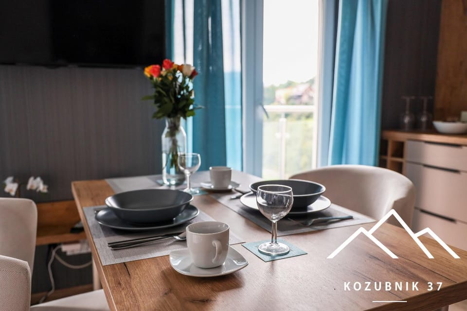 Living room, Food and drinks, Dining area, Drinks