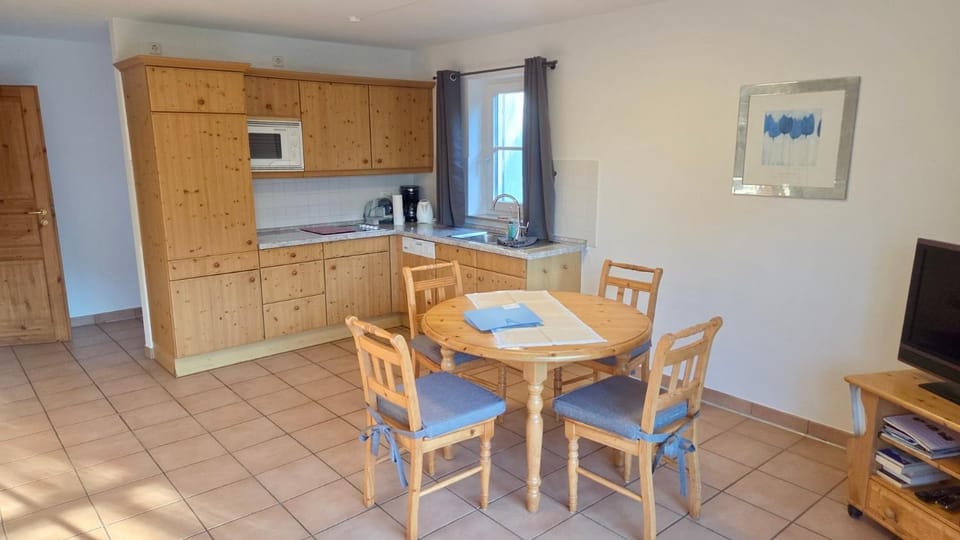 Dining area, kitchen