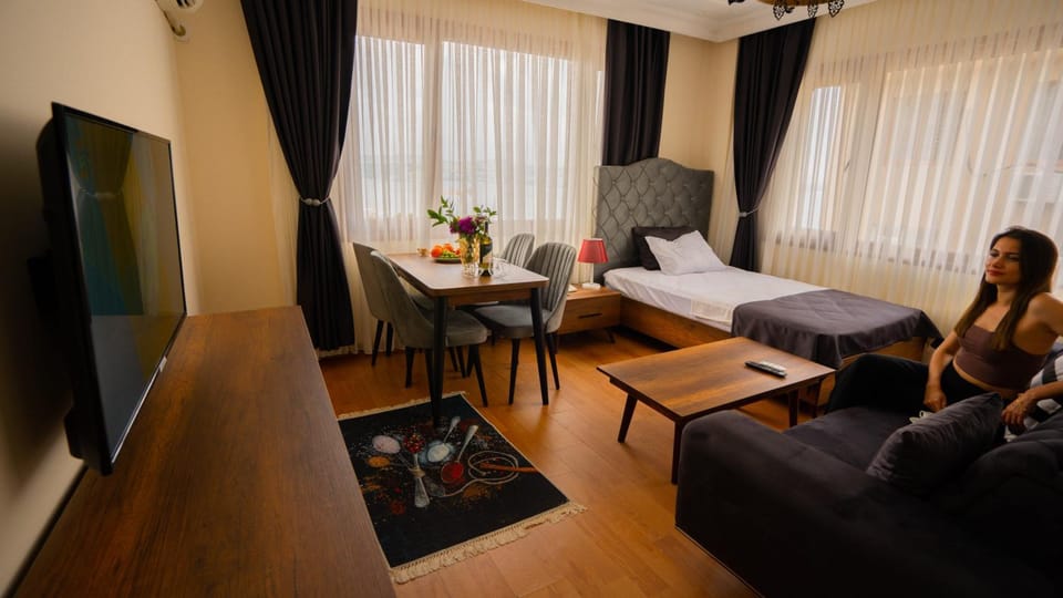 Communal lounge/ TV room, Bed, People, TV and multimedia, Living room, Photo of the whole room, Seating area, Evening entertainment, Bedroom, group of guests