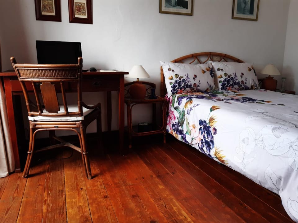Bed, Seating area, Bedroom