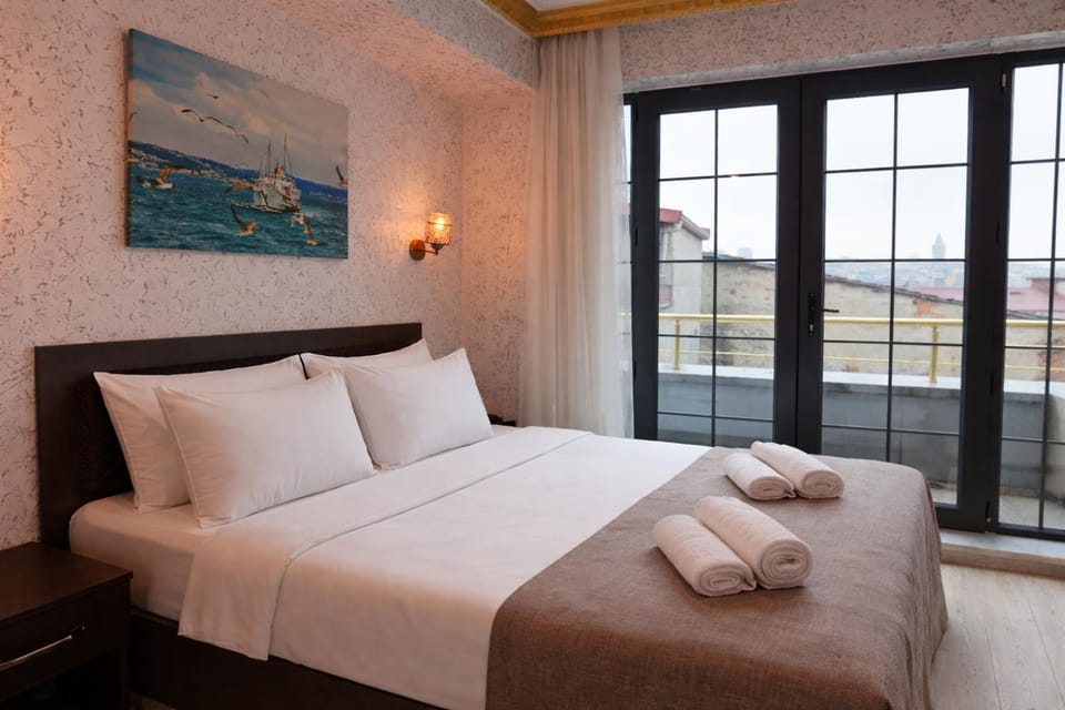 Bed, Photo of the whole room, Bedroom, towels