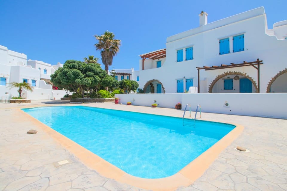 Property building, Day, Swimming pool