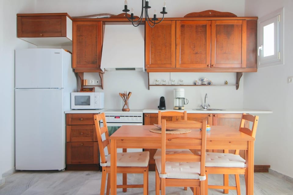 Kitchen or kitchenette, Dining area, oven, stove