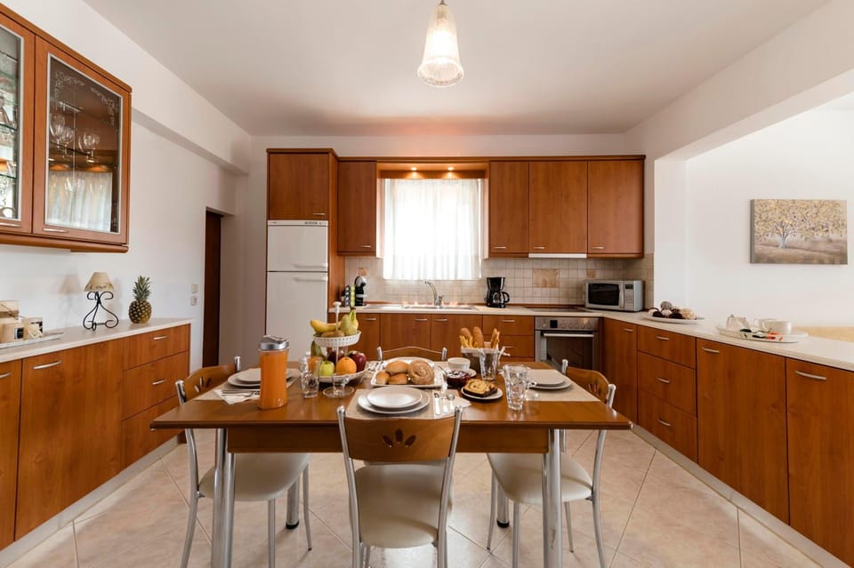 Dining area, kitchen