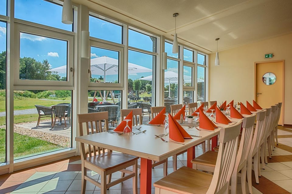 Restaurant/places to eat, Banquet/Function facilities, Seating area