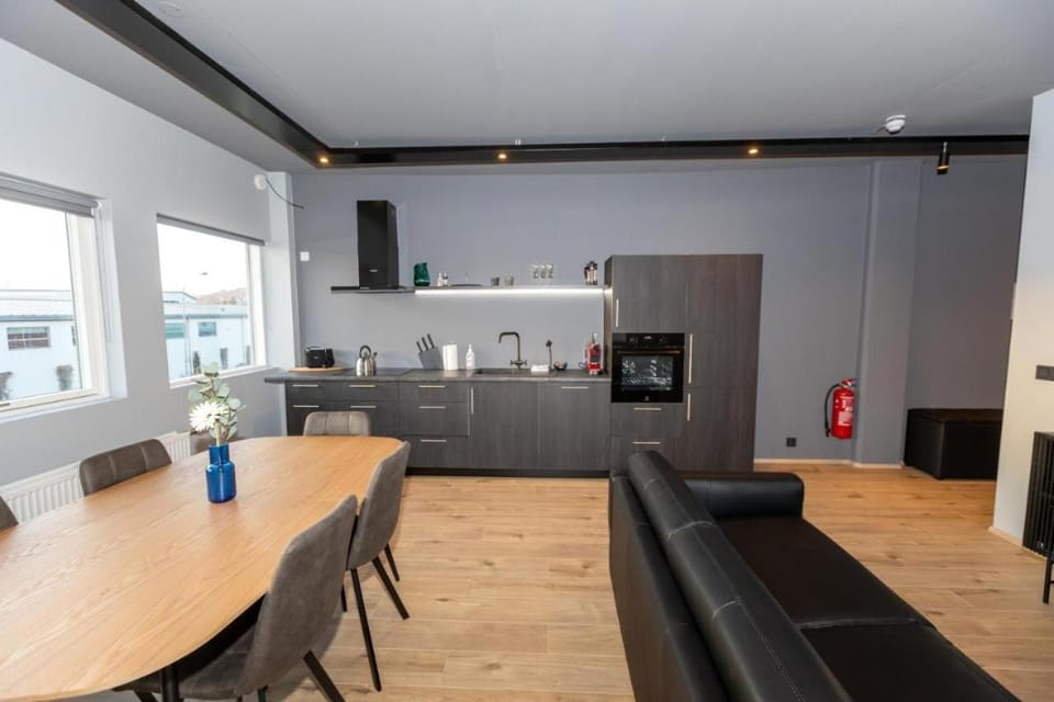 Kitchen or kitchenette, Living room, Seating area, Dining area
