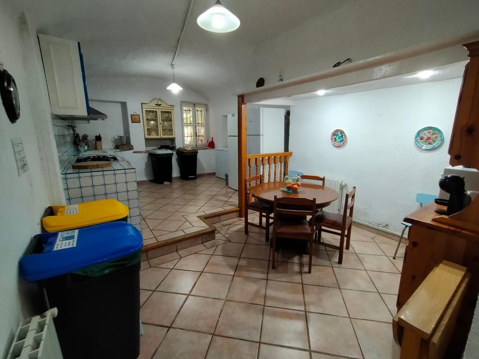 Kitchen or kitchenette, minibar