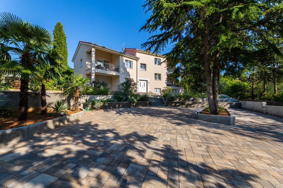Property building, Patio, Garden, Balcony/Terrace, Garden view, Inner courtyard view, Parking