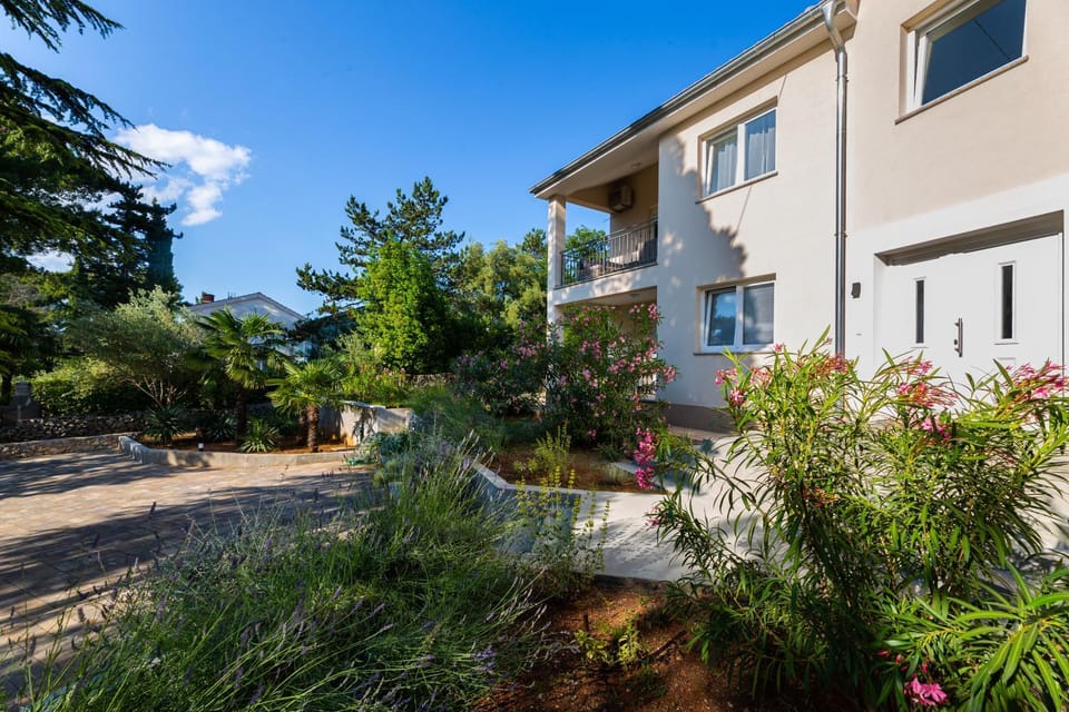 Property building, Patio, Facade/entrance, Garden, Balcony/Terrace, Garden view, Inner courtyard view, Parking