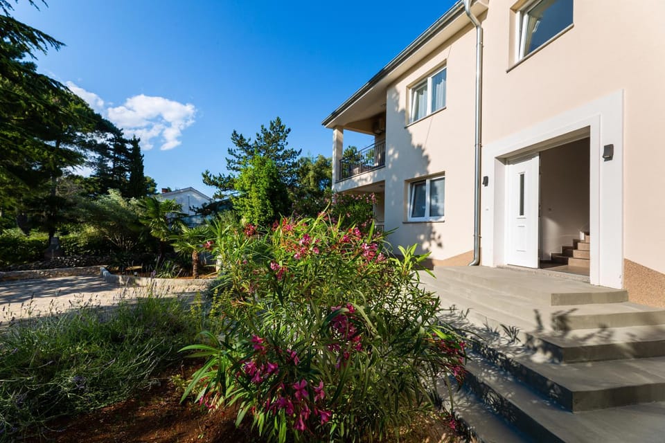 Property building, Patio, Facade/entrance, Garden, Balcony/Terrace, Garden view, Inner courtyard view, Parking