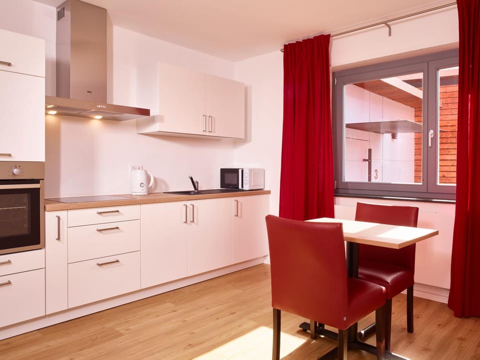 Kitchen or kitchenette, oven, pet friendly, stove