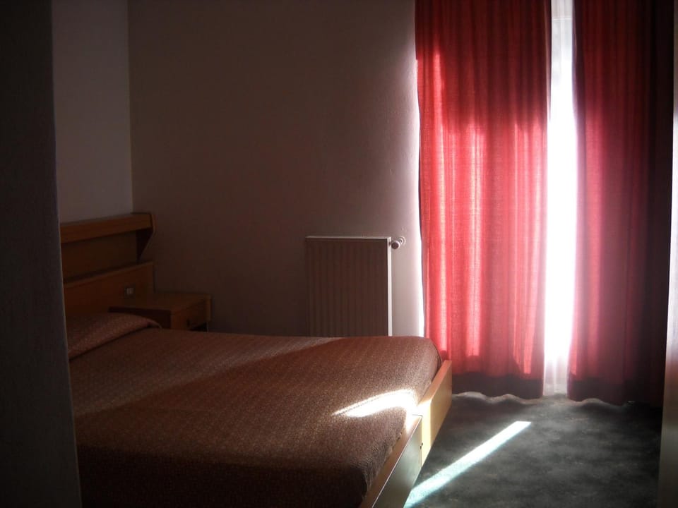 Bed, Day, Photo of the whole room