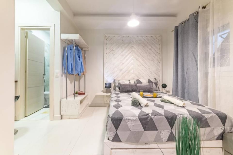 Shower, Bed, Bathroom, Photo of the whole room, Bedroom, wardrobe