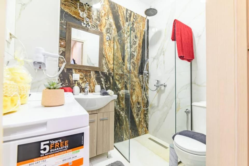 Shower, Toilet, Bathroom, towels