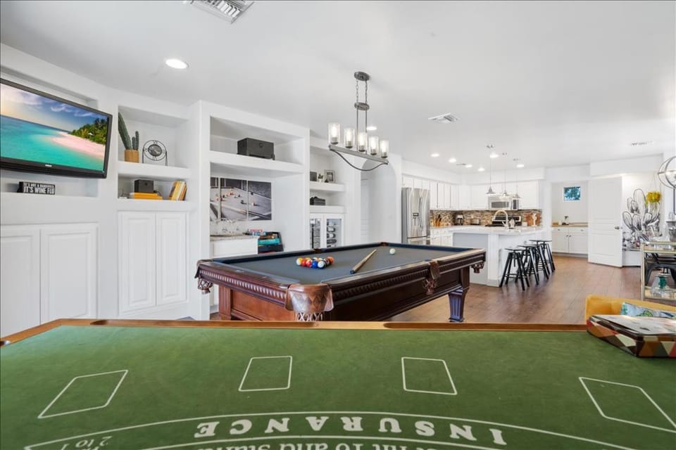 Communal lounge/ TV room, TV and multimedia, Kitchen or kitchenette, Dining area, Evening entertainment