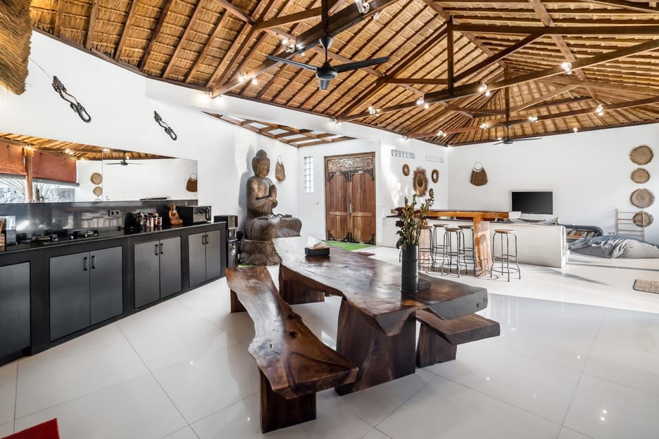 Coffee/tea facilities, Kitchen or kitchenette, Dining area, stove