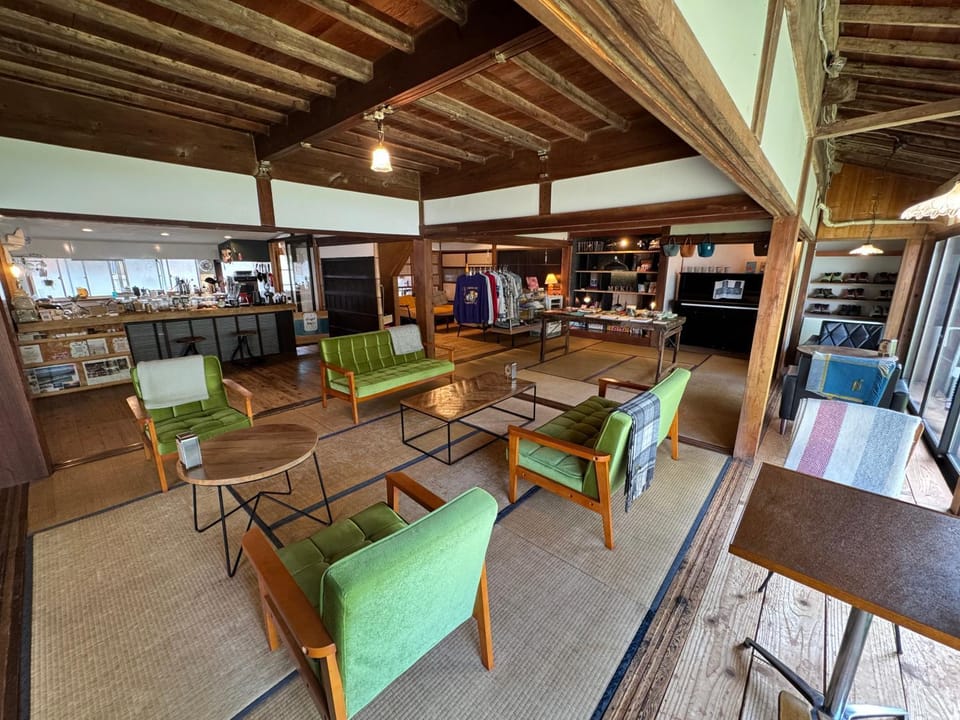 Restaurant/places to eat, Living room, Seating area