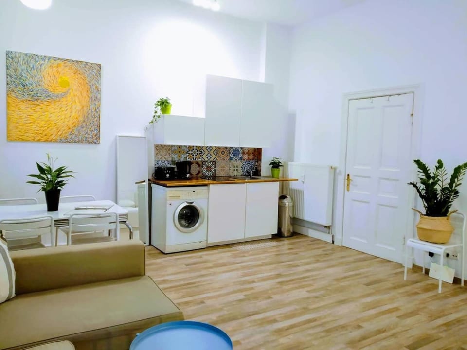 Kitchen or kitchenette, Seating area, Dining area