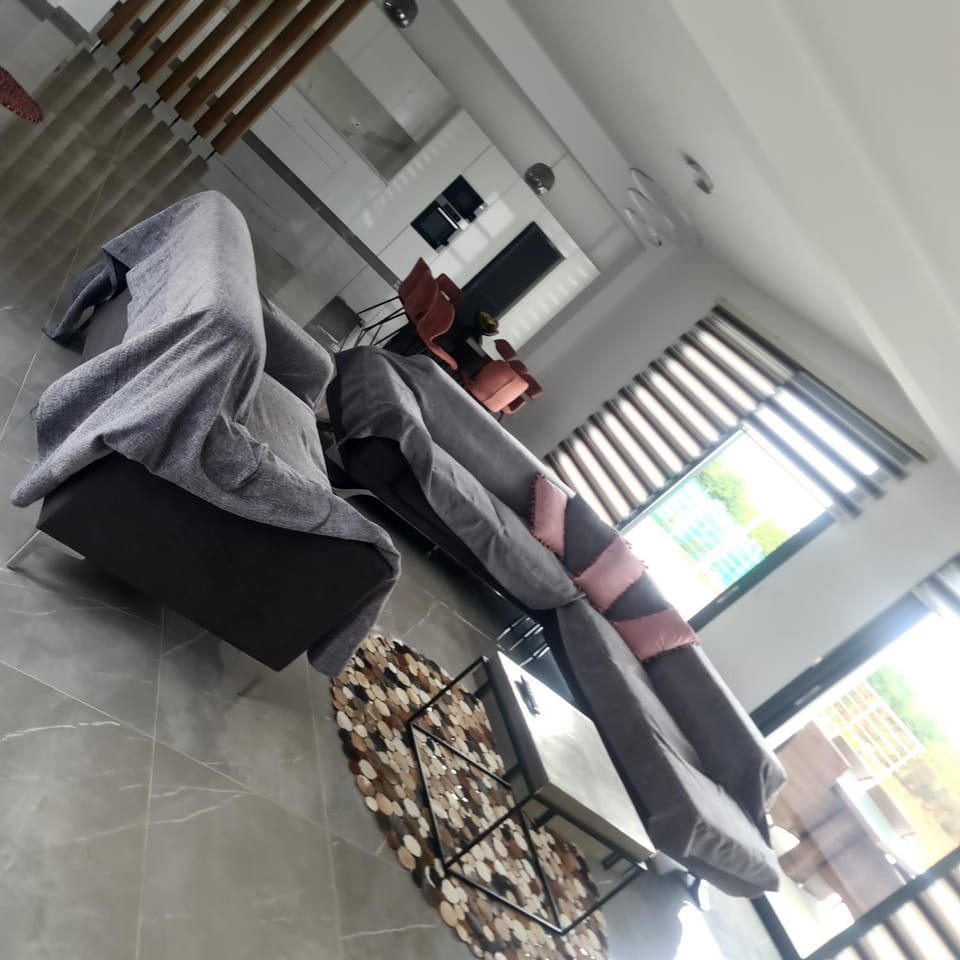 Communal lounge/ TV room, TV and multimedia, Kitchen or kitchenette, Living room, Seating area