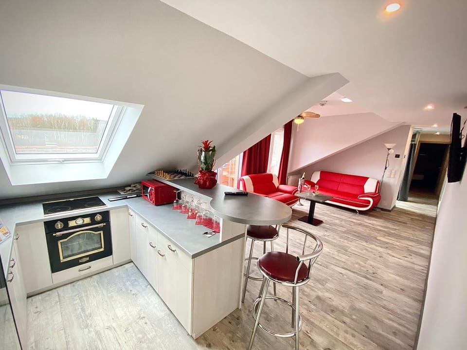 Kitchen or kitchenette, Living room, Seating area, Dining area, oven, stove