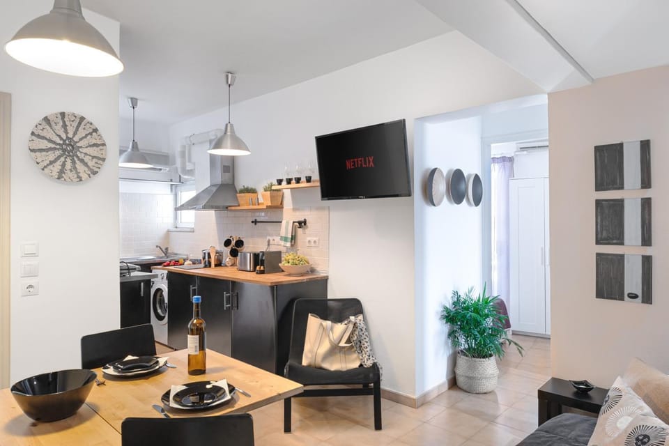 TV and multimedia, Coffee/tea facilities, Kitchen or kitchenette, Dining area, minibar, pet friendly, stove, toaster