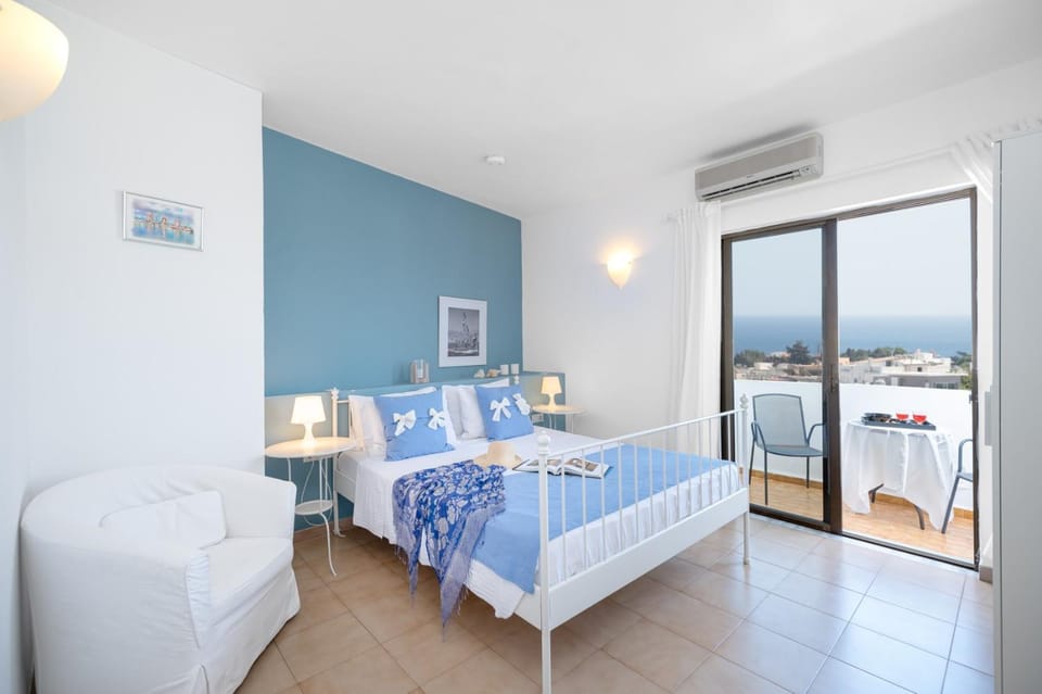 Bed, Day, Summer, Balcony/Terrace, Photo of the whole room, Bedroom, Sea view, Sunrise, towels, air conditioner