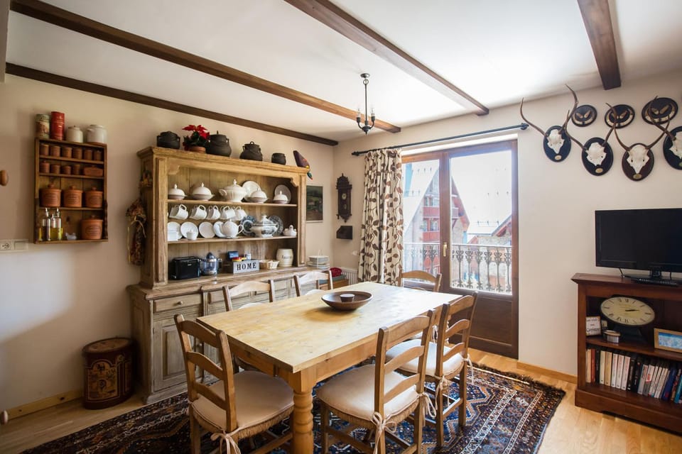 Kitchen or kitchenette, Seating area