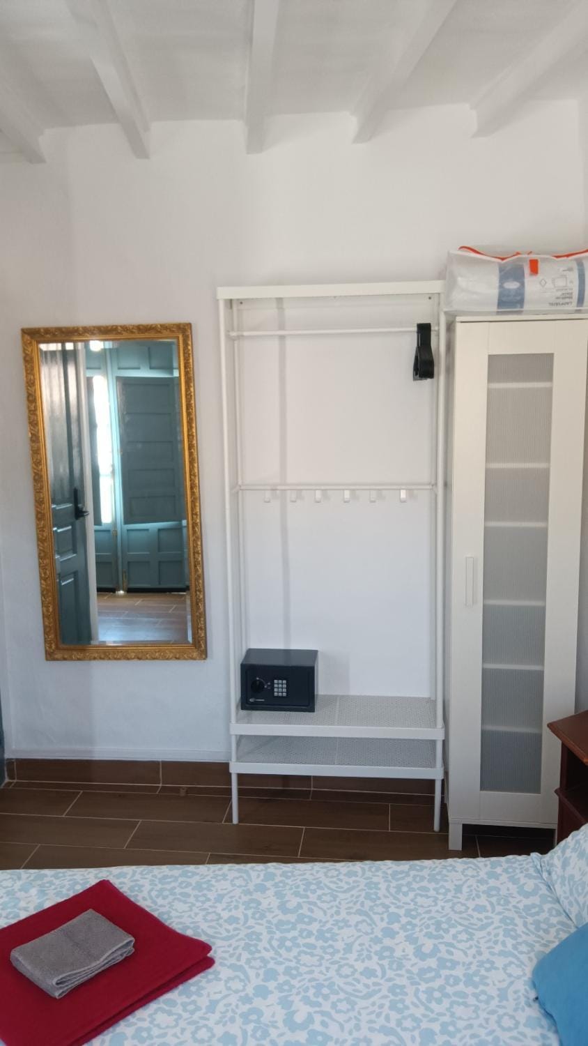 Photo of the whole room, Bedroom, wardrobe