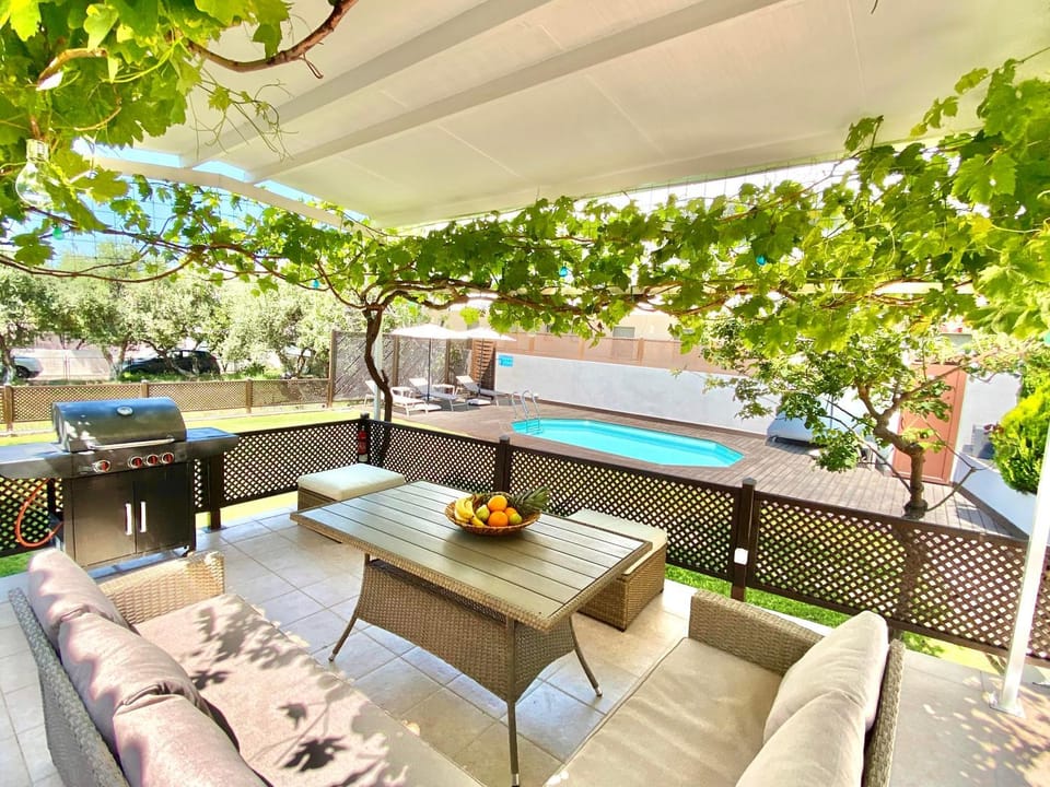 Natural landscape, BBQ facilities, Garden, Balcony/Terrace, Seating area, Garden view, Pool view