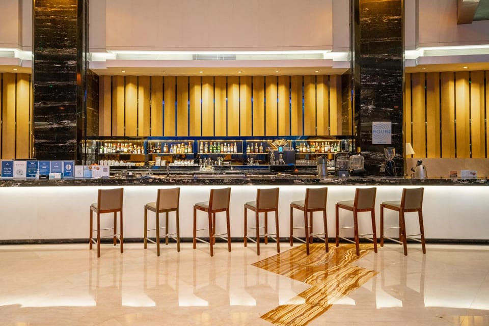Restaurant/places to eat, Lounge or bar