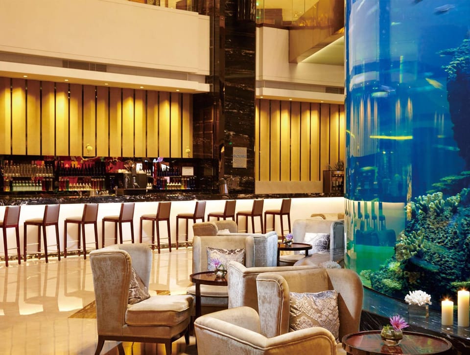Restaurant/places to eat, Lounge or bar