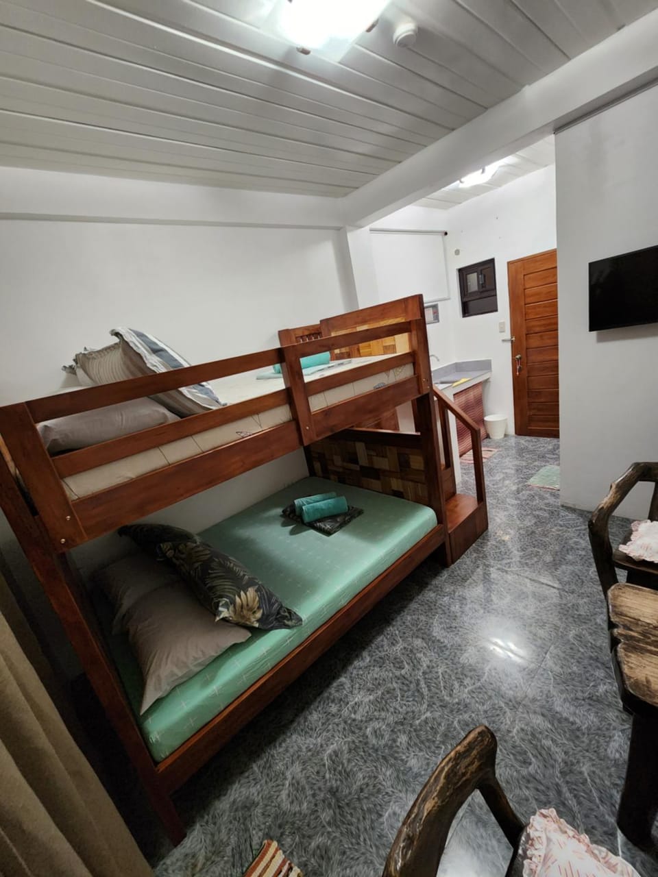 ASHBURN'S TRANSIENT Bauang La Union - BARKADA ROOM, LIMITED PARKING, SELF CHECK-IN, SELF SERVICE Hostel in La Union