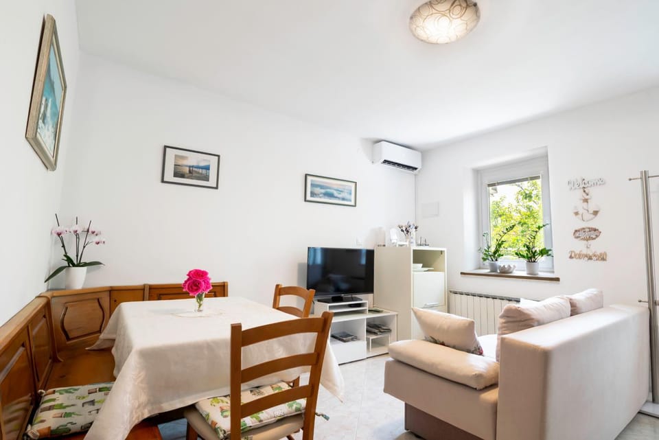 TV and multimedia, Living room, Seating area, Dining area, air conditioner