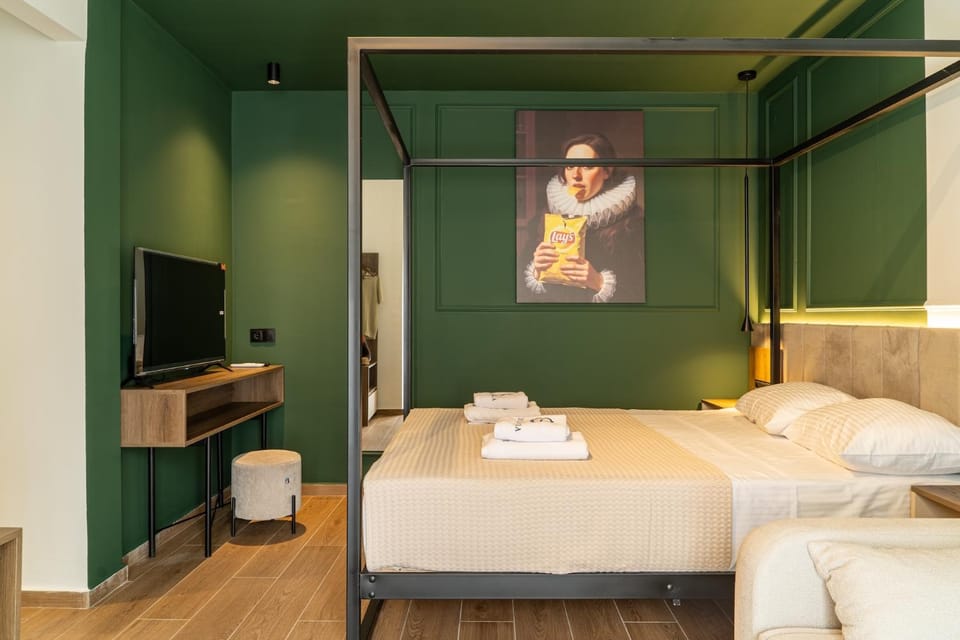 Bed, TV and multimedia, Photo of the whole room, Bedroom, towels