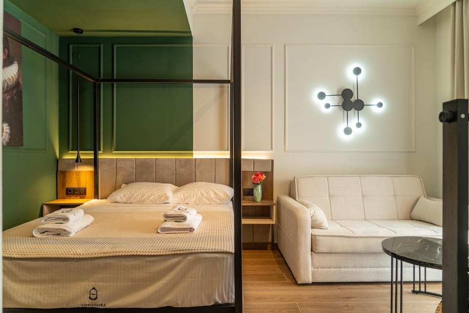 Bed, Living room, Photo of the whole room, Seating area, Bedroom, towels