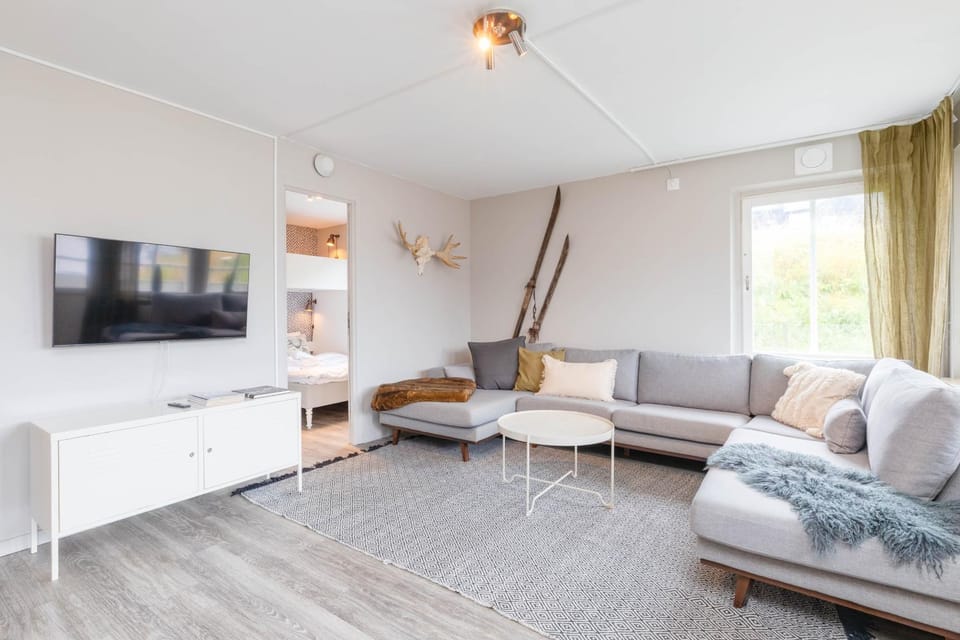 TV and multimedia, Living room, Seating area, Bedroom