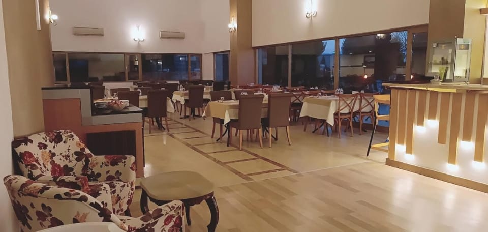 Restaurant/places to eat, Breakfast, Internal: Not applicable to any particular room
