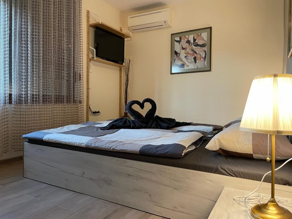 Photo of the whole room, Bedroom