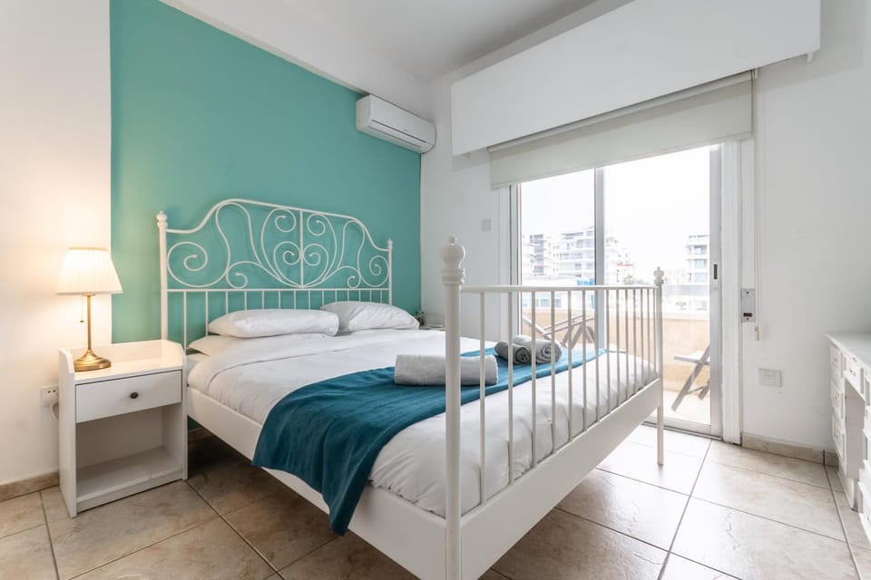 Bed, Bedroom, towels, air conditioner