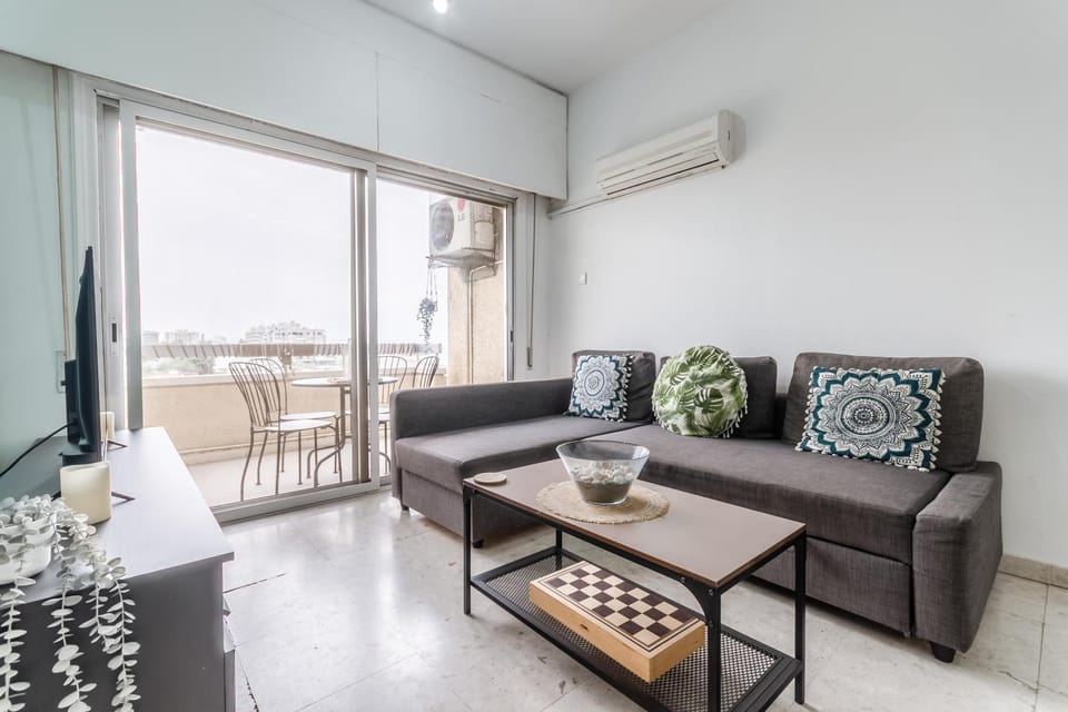 TV and multimedia, Balcony/Terrace, Living room, Seating area, air conditioner