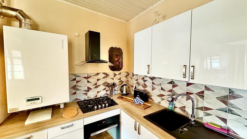 Kitchen or kitchenette, Dining area, stove