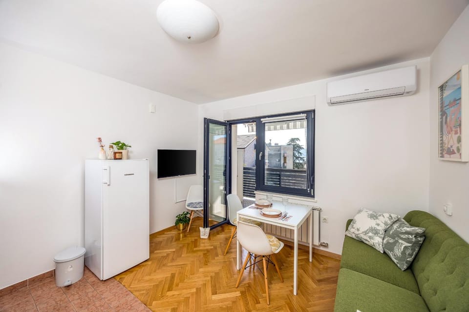 TV and multimedia, Living room, Seating area, Dining area, air conditioner