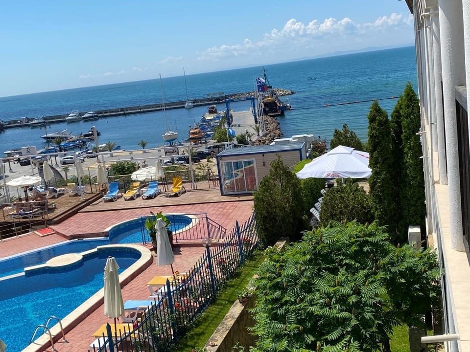 Pool view, Sea view