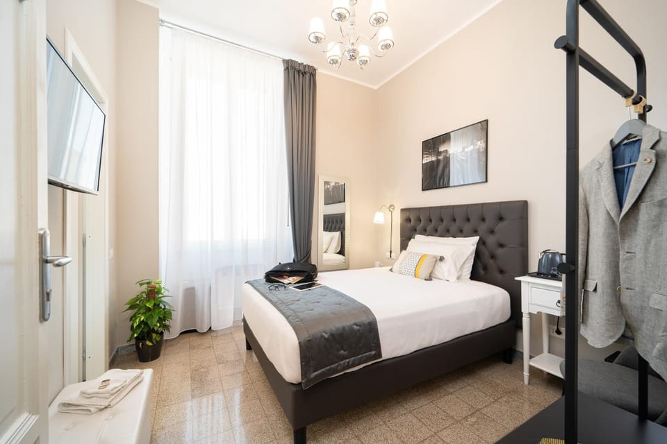 Bedroom, City view