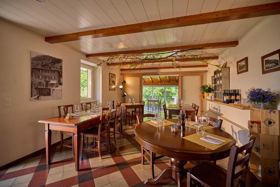Restaurant/places to eat, Lounge or bar